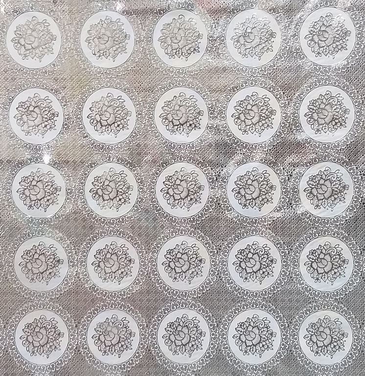 PLAST. MANTEL PLATEADO FLOR EN CIRCULO 1,37M*20M/R 2PMTU5P