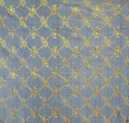 [2PMTU57] PLAST. MANTEL DORADO 1,37M*20M/R LINEAS Y ROSAS